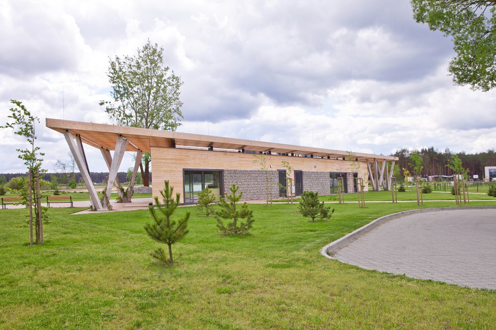 Z centralnym laboratorium sąsiadują trzy bliźniacze pawilony ekspozycyjne o organicznych kształtach, przywodzących na myśl gąsienice (każdy o powierzchni całkowitej 160,91 m²).  Fot. Nizio Design International