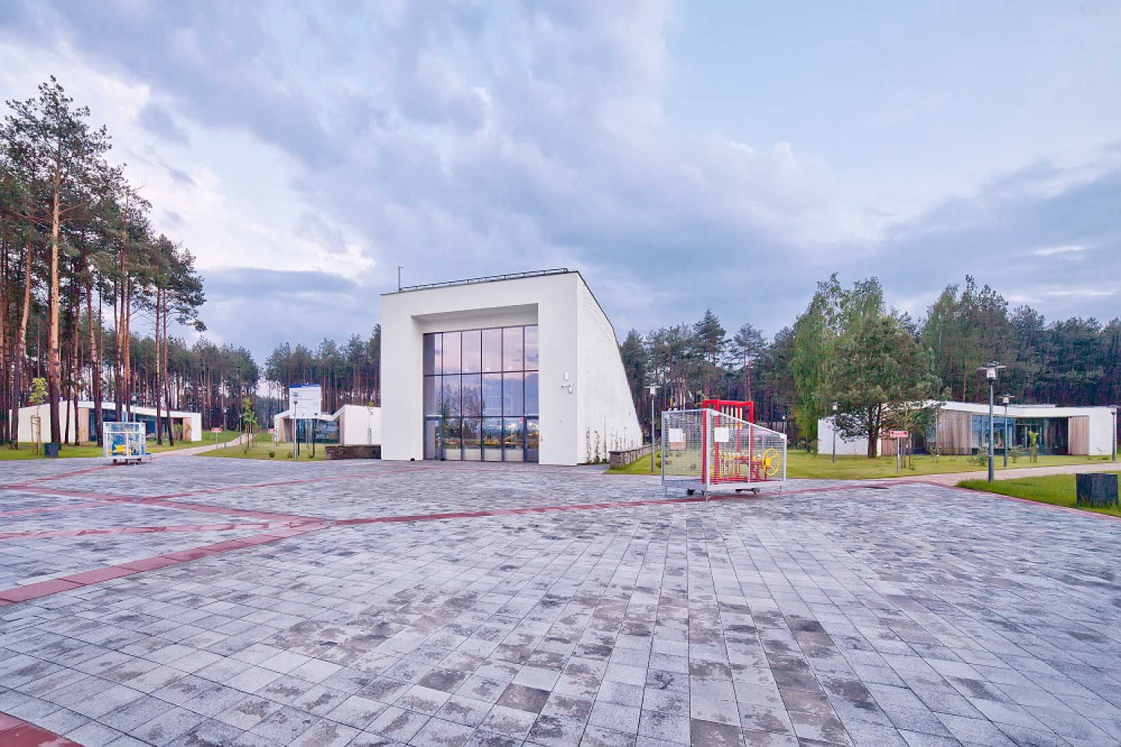 Ściana odpadów, mozaika z odzyskanego szkła, instalacje elektryczne zaprojektowane z puszek, butelek i kartonów to przykłady zastosowanych tu rozwiązań. Fot. Nizio Design International