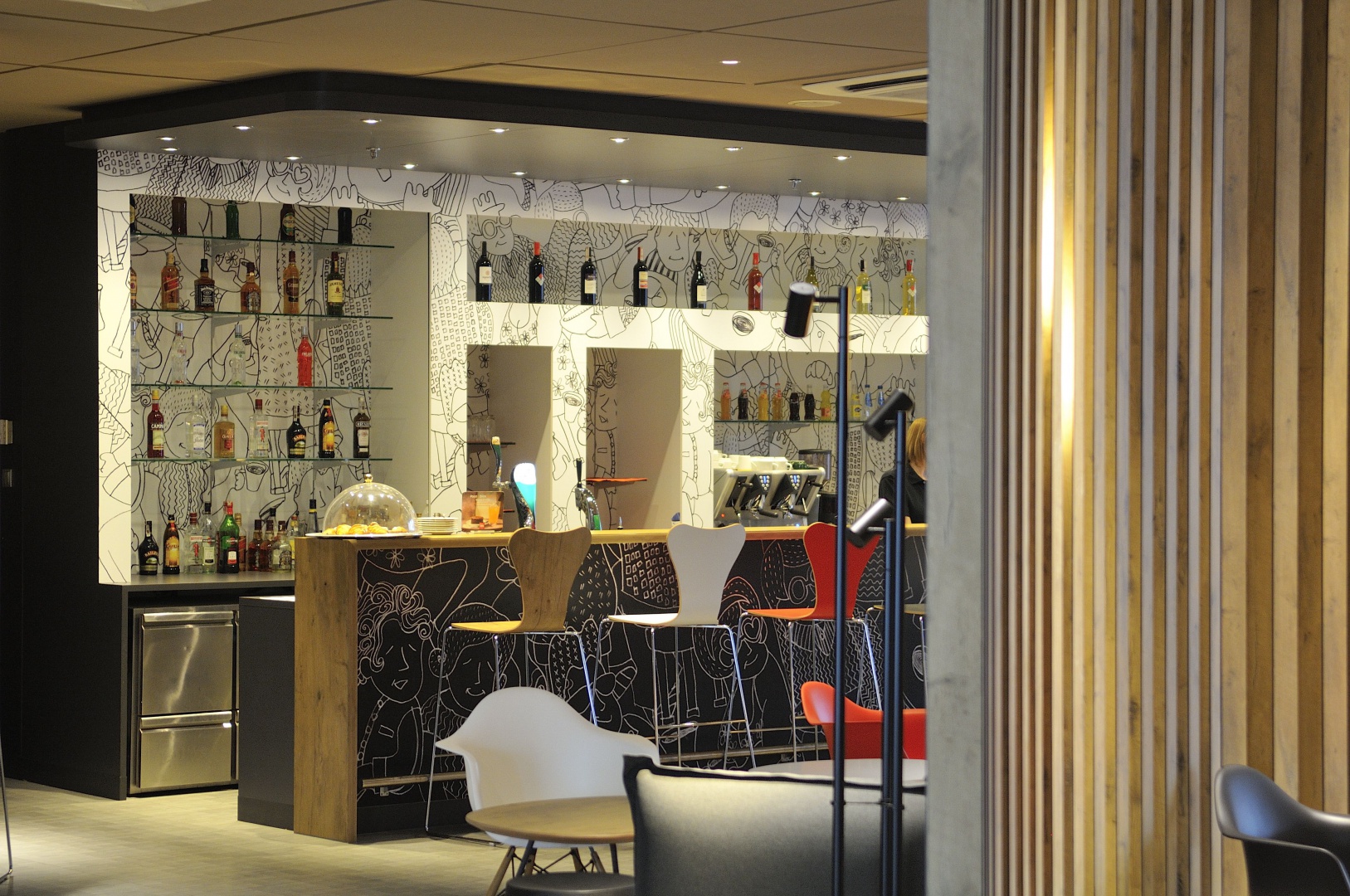 Idealnie z projektem Avanzi współgra koncept restauracyjny – ibis kitchen. Zmieniony design, dzięki umiejętnemu wykorzystaniu połączenia bieli, czerni i czerwieni z drewnianymi akcentami oraz grafikami na ścianach, tworzy ciepły klimat miejsca, sprzyjający nawiązywaniu bezpośredniego kontaktu między gośćmi. Fot. ibis