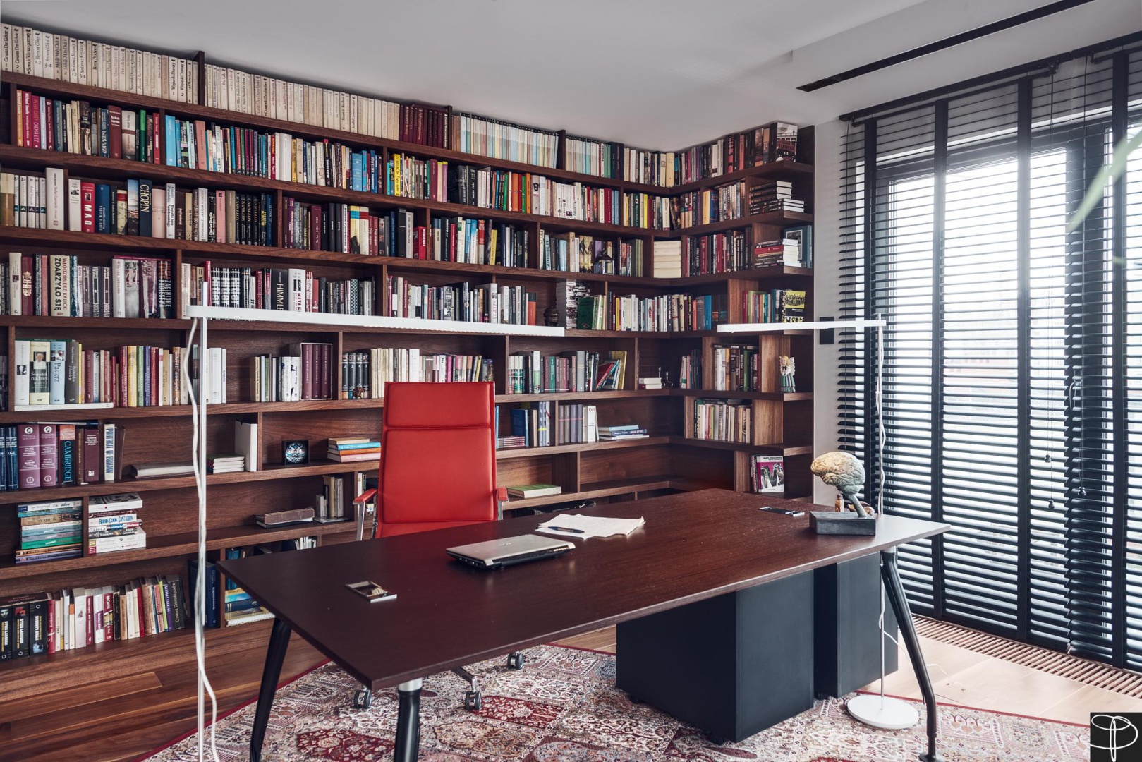 Gabinet i biblioteka, jest miejscem pracy. Wnętrze zostało szczelnie wypełnione dominującą biblioteką, obrazami oraz sentymentalnymi przedmiotami. Fot. Tomirri Photography