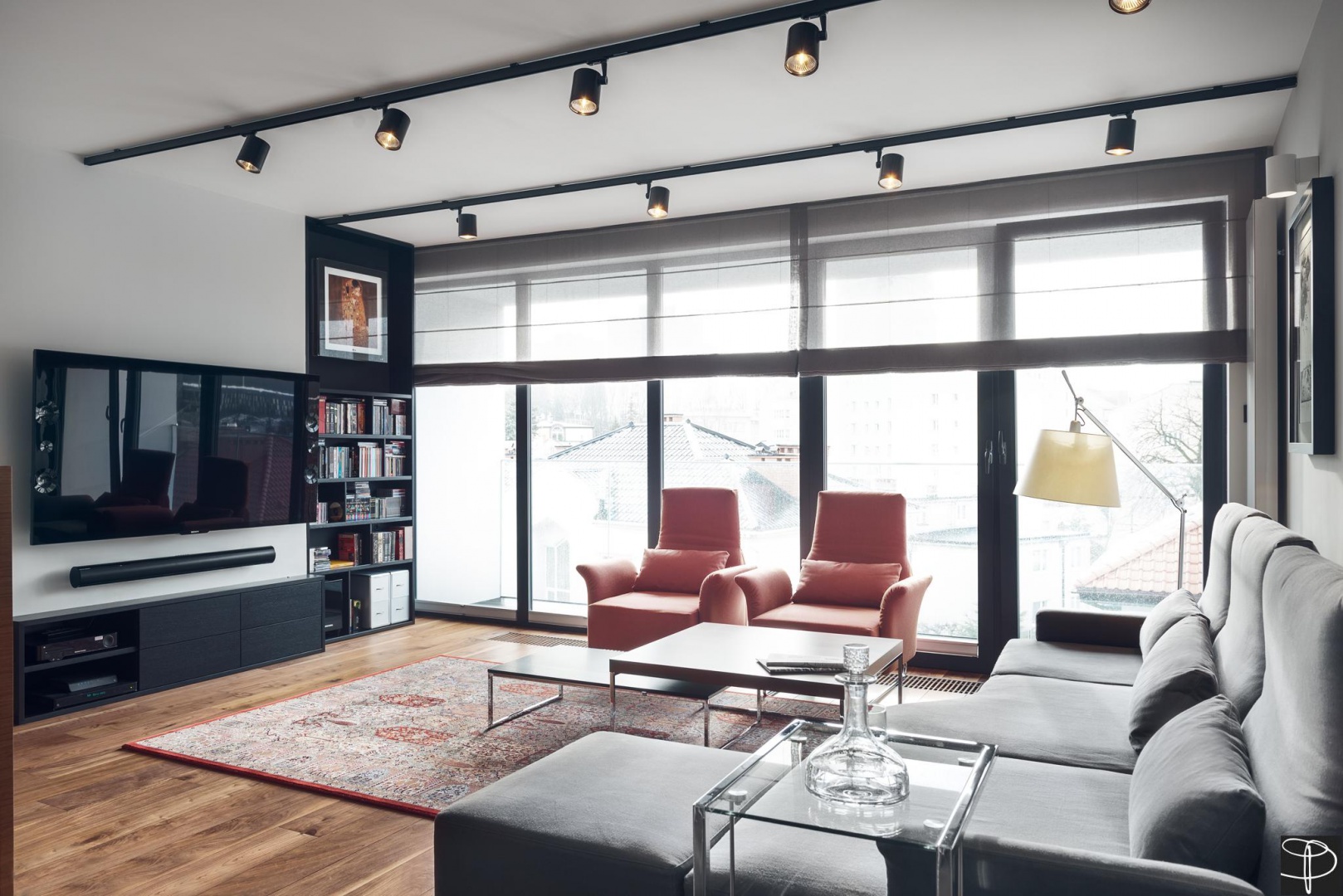 Cechą charakterystyczną apartamentu, a w szczególności salonu, jest przeszklona ściana, dzięki czemu duże pomieszczenie jest dobrze doświetlone. Fot. Tomirri Photography