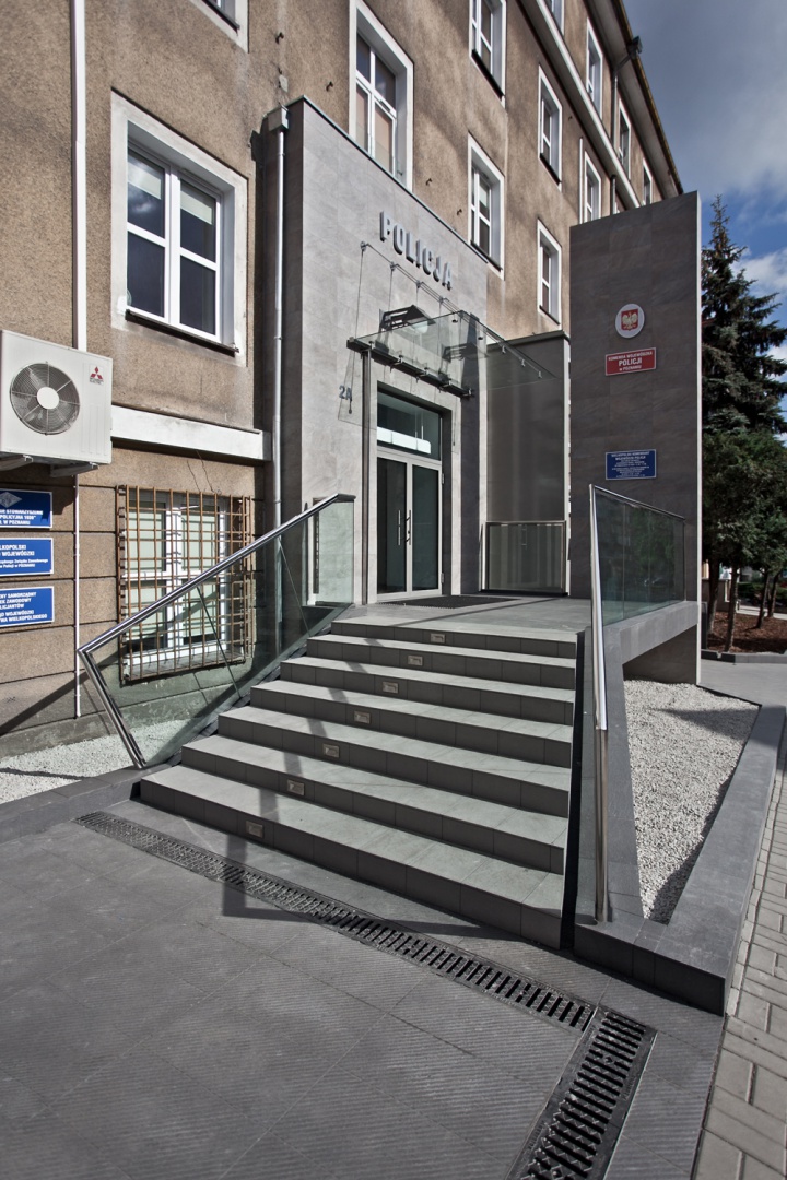 Pracownia Architektoniczna Poznań Projekt we współpracy z zaprzyjaźnionym studio mode:lina architekci są autorami nowego wejścia głównego do Komendy Wojewódzkiej Policji w Poznaniu, mieszczącej się w budynku będącym częścią zespołu urbanistyczno - architektonicznego objętego ochroną konserwatorską. Fot. Marcin Ratajczak