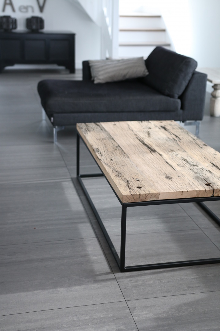 Stół wykonany z drewna z odzysku ze starego drewna pozyskiwanego ze starych francuskich wagonów.  Oryginalny belgijski design..jpg