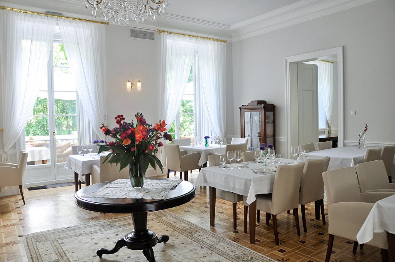 Fot. Pałac_Cieleśnia-sala_restauracyjna-008.jpg
