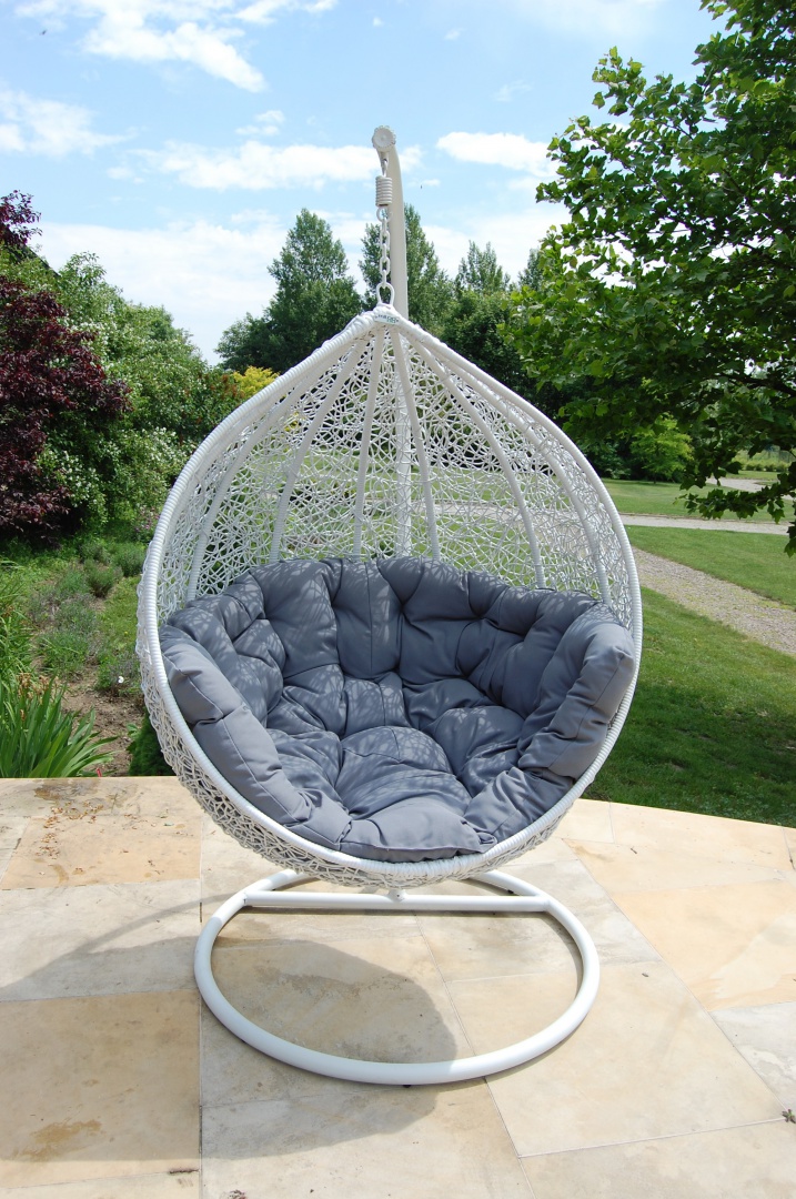Huśtawka ogrodowa Cocoon z eco-rattanu, firmy Miloo. Charakterystyczny design mebla jest prawdziwą ozdobą ogrodu, tarasu czy też każdego innego miejsca, gdzie będzie ustawiony. Fot. House&More.jpg