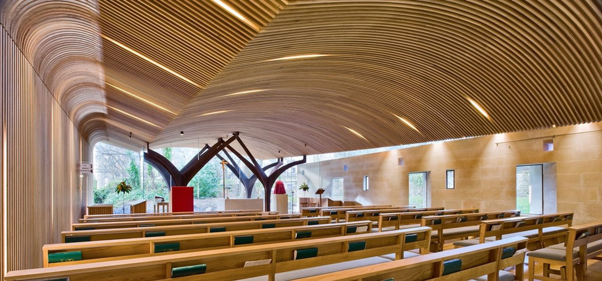 W oddrestaurowanej Kaplicy Alberta Wielkiego przy Uniwersytecie Edynburskim zastosowano biały dąb amerykański. Fot. Simpson & Brown Architects