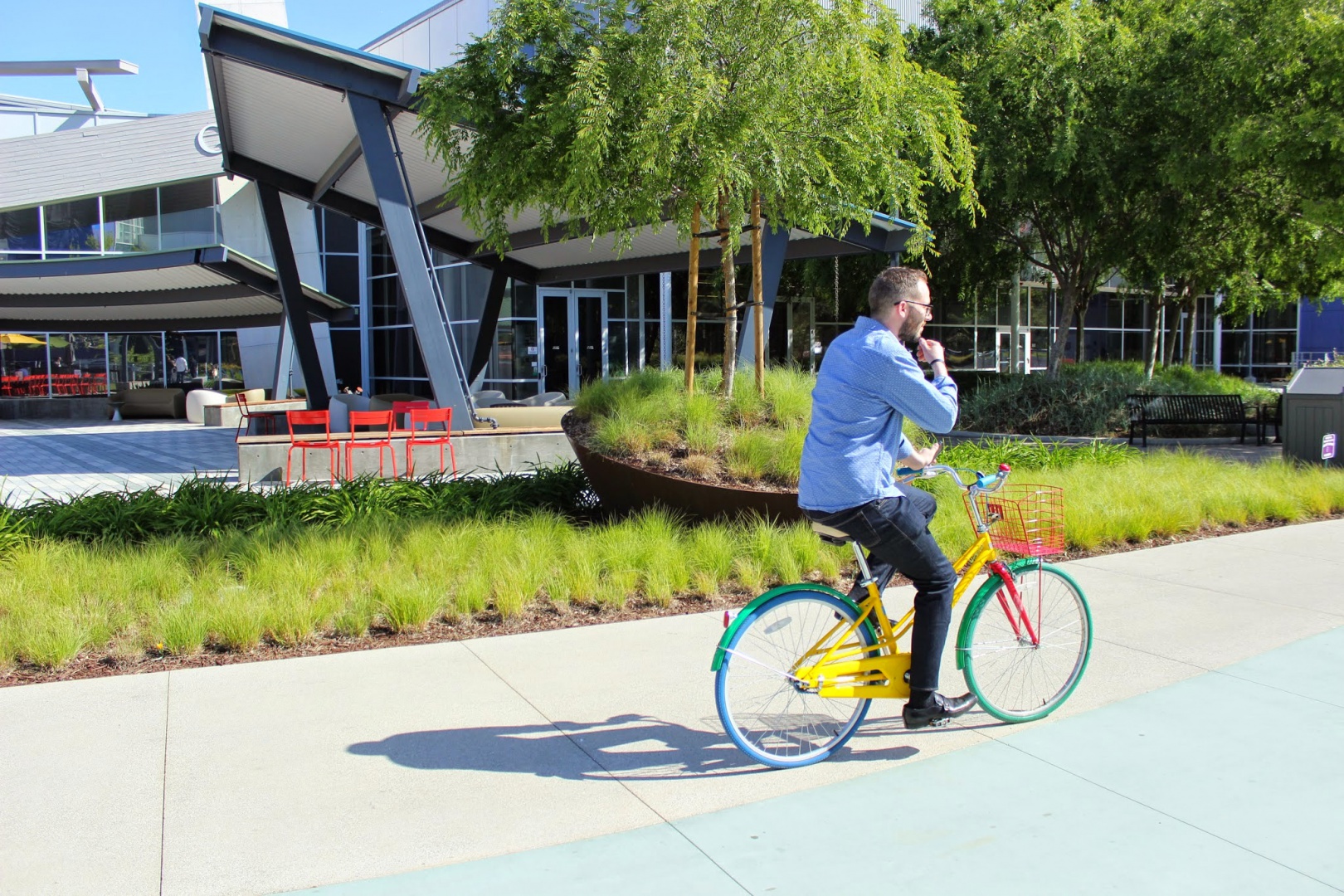 Googler na rowerze „gBike” w naszej siedzibie w Mountain View w Kalifornii.JPG