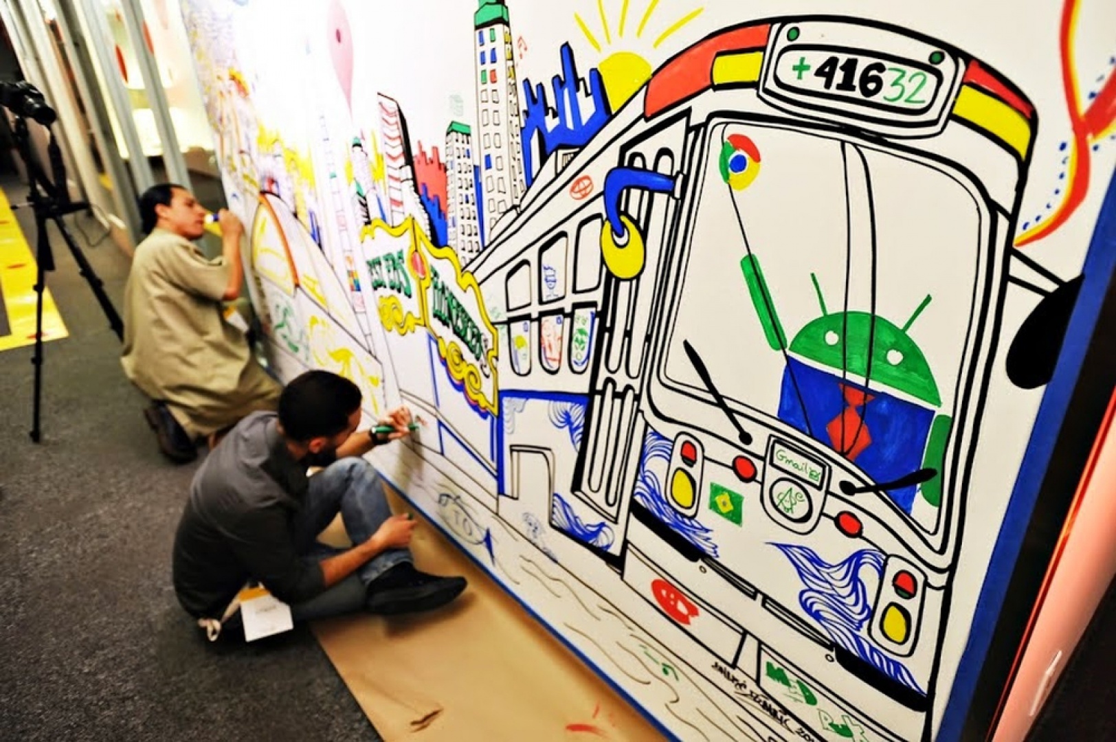 Miejscowi artyści tworzą mural w naszym biurze w Toronto.jpg