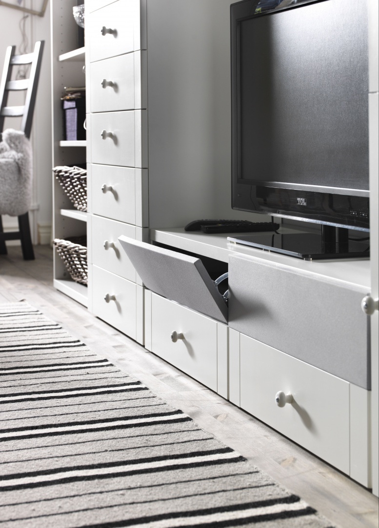 Meble modułowe, proponowane kombinacje z serii BESTÅ, to idealna forma mebli do salonów i sypialni dla osób niepełnosprawnych. Fot. IKEA.jpg