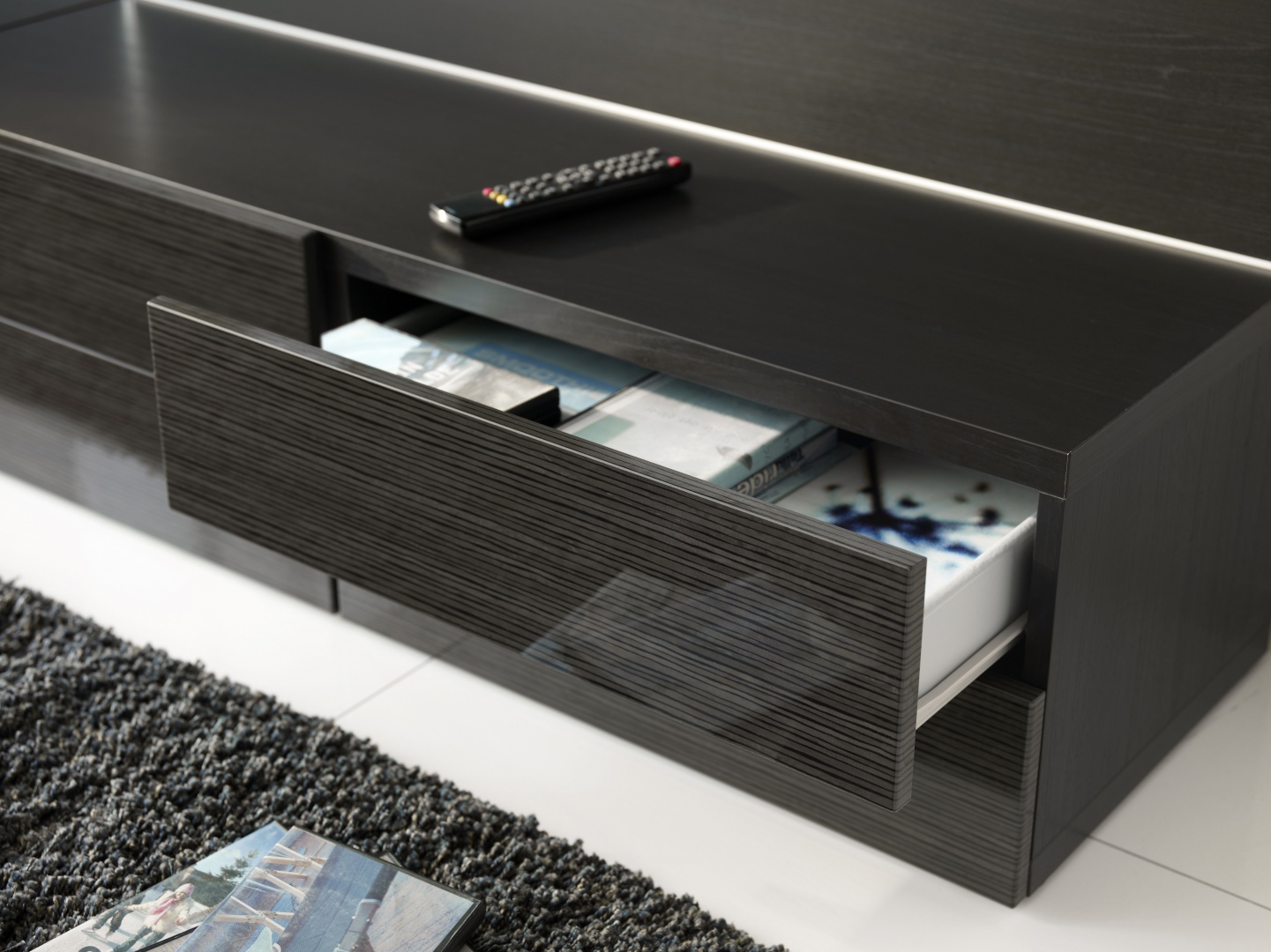 Meble modułowe, proponowane kombinacje z serii BESTÅ, to idealna forma mebli do salonów i sypialni dla osób niepełnosprawnych, prod. IKEAFot. IKEA.jpg