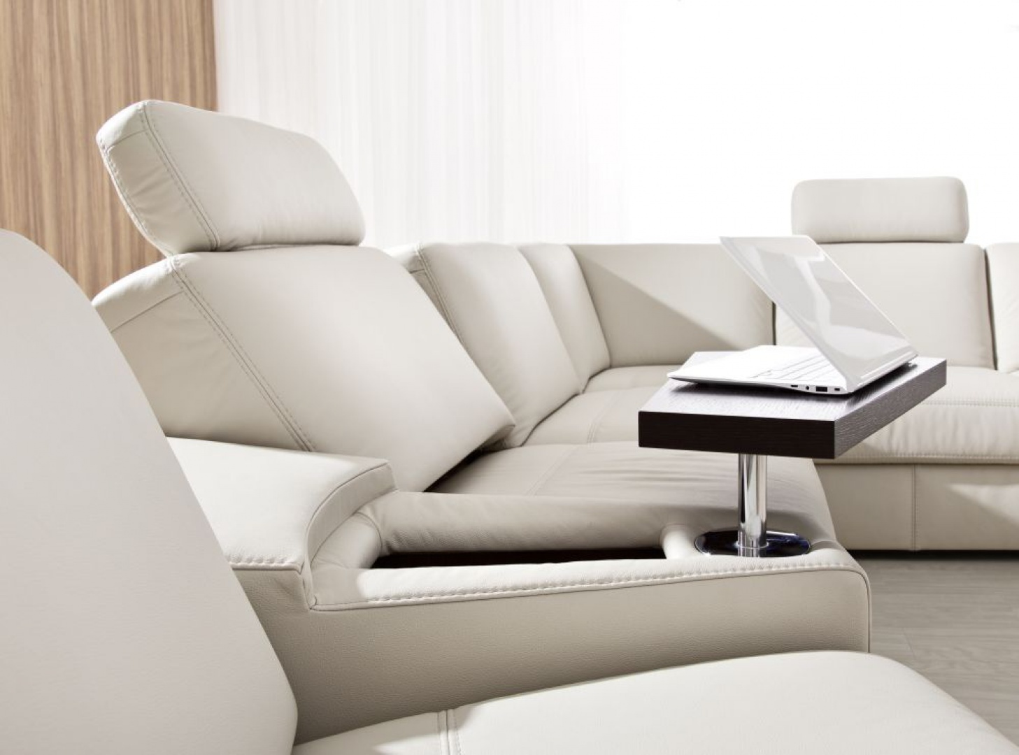 Ruchomy stolik w kolekcji E-Motion marki Etap Sofa umożliwia pracę przy laptopie. Pod blatem znajduje się mały schowek. Fot. Etap Sofa.jpg