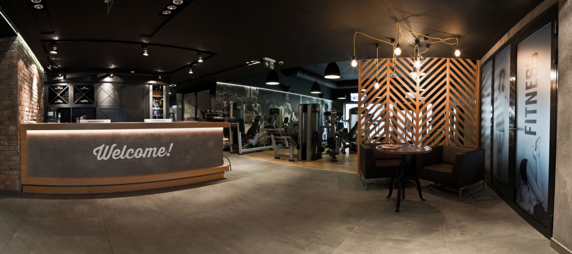 Level Up Fitness. Klub sportowy mieści się w kamienicy na prestiżowym osiedlu Dąbie we Wrocławiu. Fot. Mateusz Gzik – Studio Projektowania Graficznego Jelly.jpg