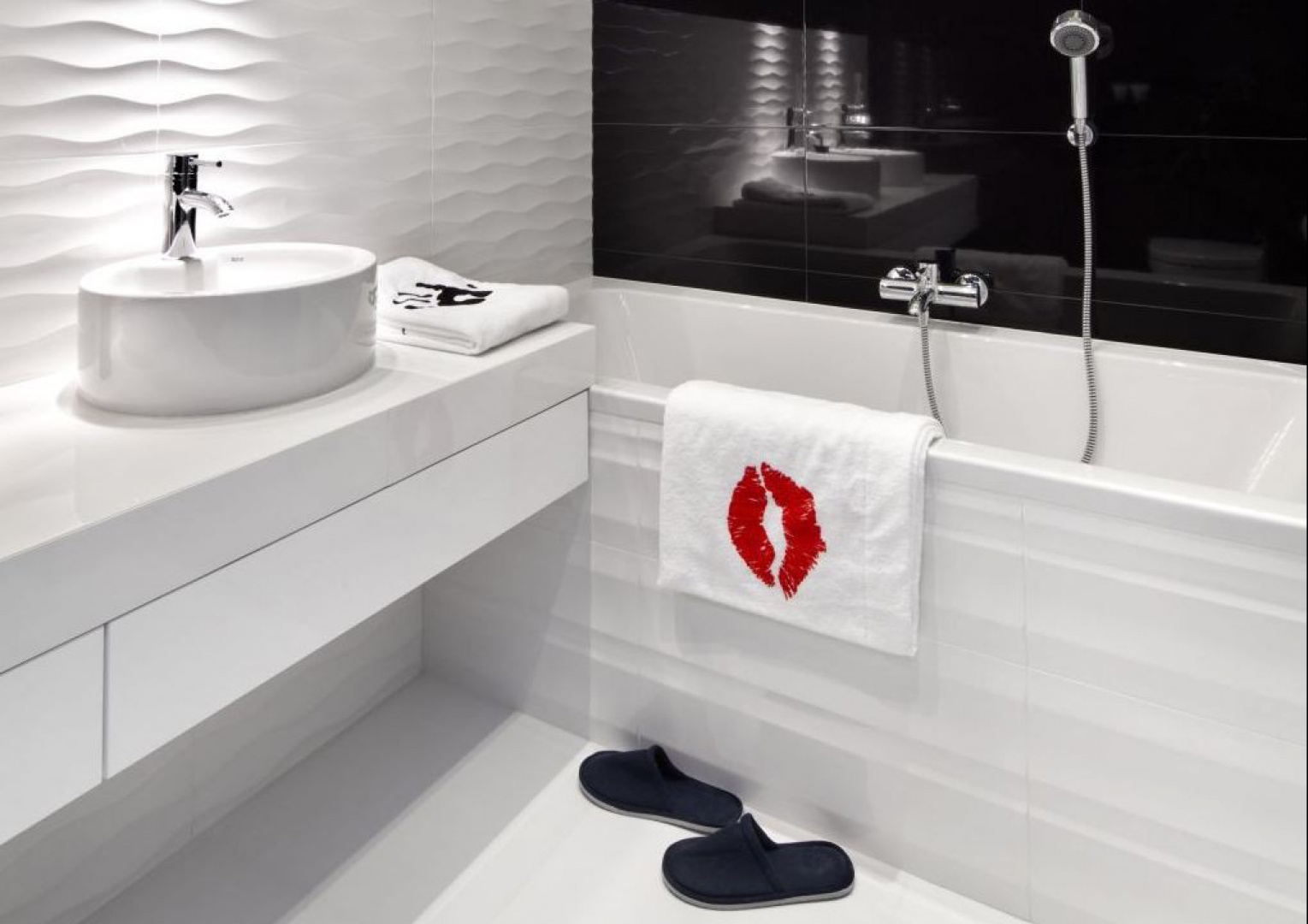 Elegancka łazienka w bieli i czerni. Projekt Decoroom.jpg