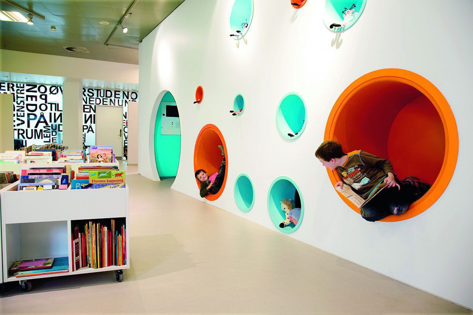 W centrum handlowym Metropole w duńskim Hjørring zmaterializowała się wizja biblioteki przyszłości. Projekt Rosan Bosch, Rune Fjord.jpg