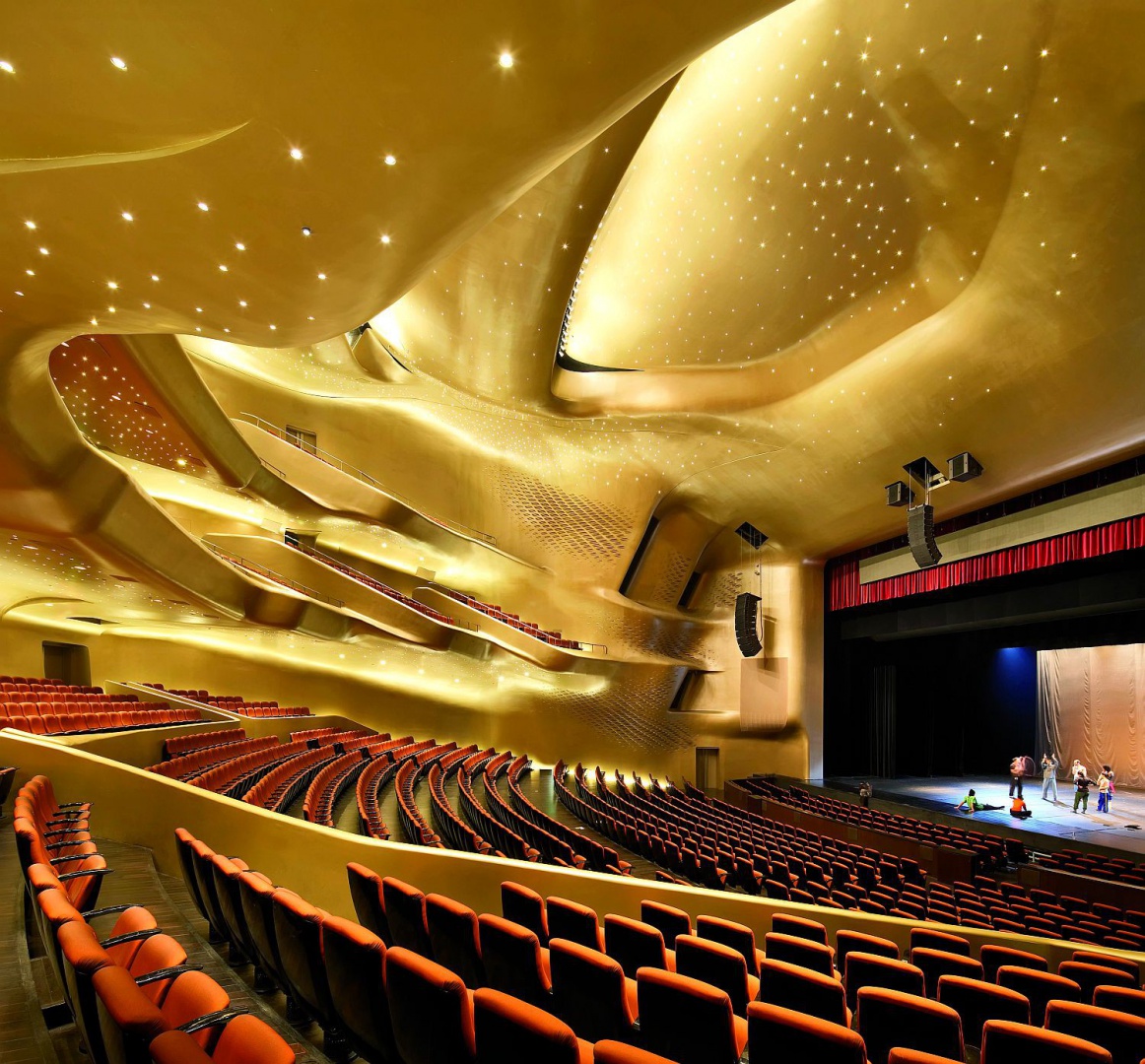 Opera House w Kantonie, zaprojektowana przez biuro architektoniczne Zahy Hadid. Fot. Christian Richters, Hufton and Crow, Iwan Baan, Simon Bertrand.jpg