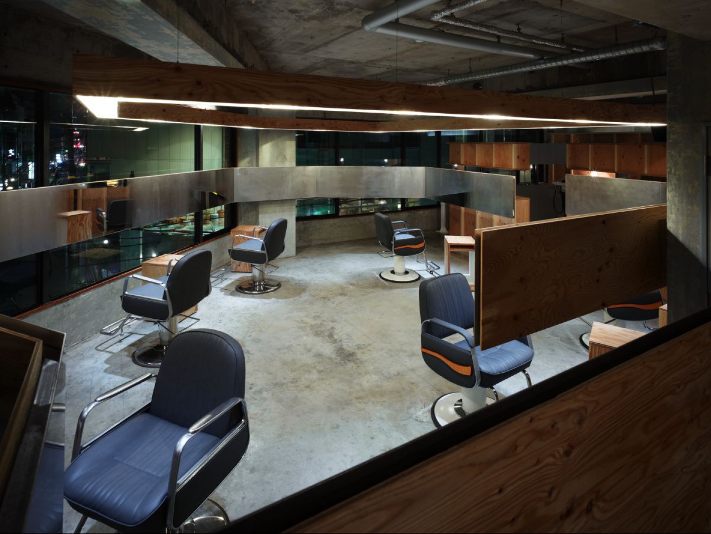 Lodge - salon fryzjerski w Hiroszimie. Autorzy projektu to Makoto Tanijiri, Suppose Design Office. Fot. Toshiyuki Yano, Nacasa & Partners.jpg