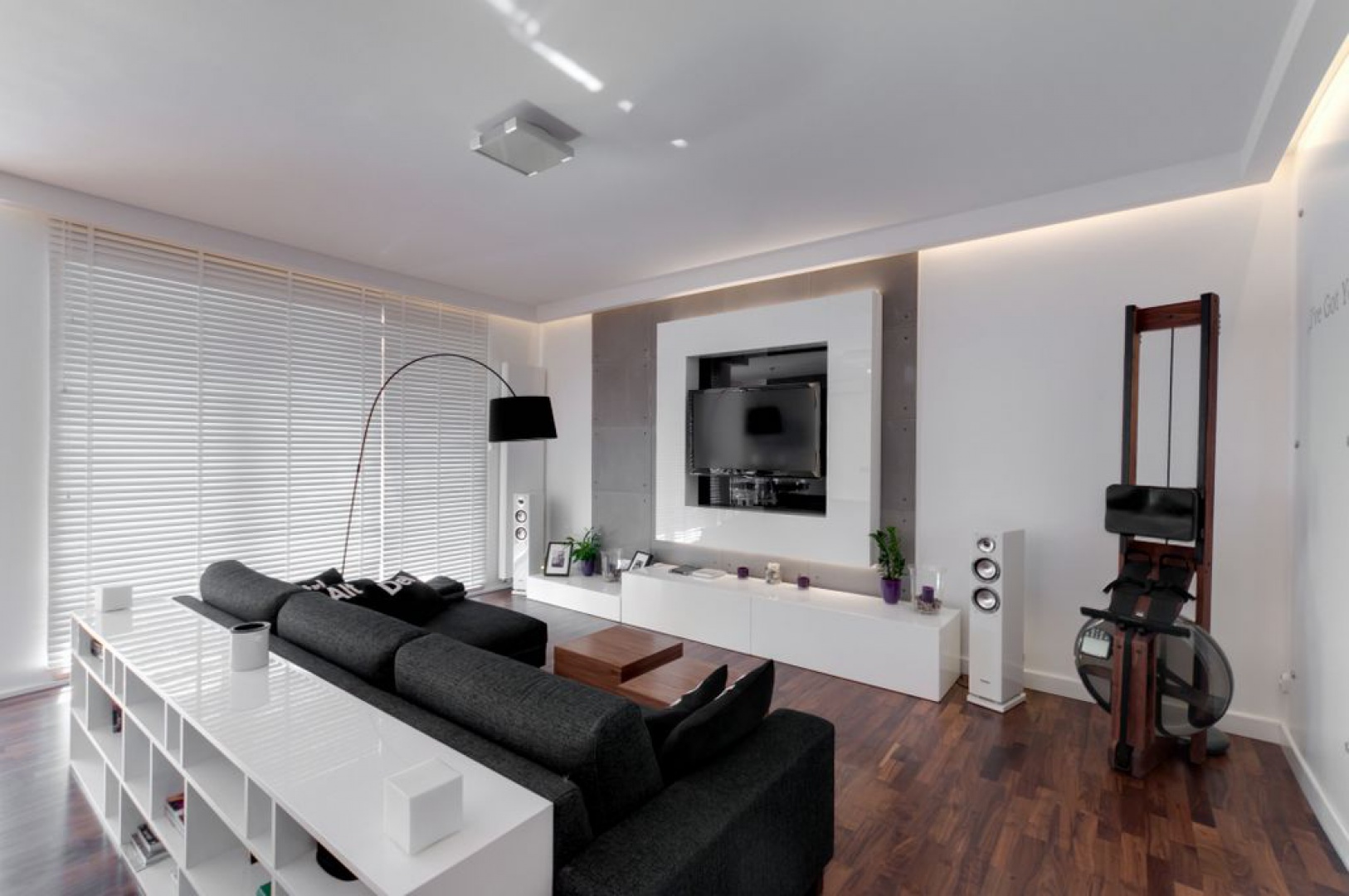 Salon z betonową ścianą za telewizorem. Projekt Architetto..jpg