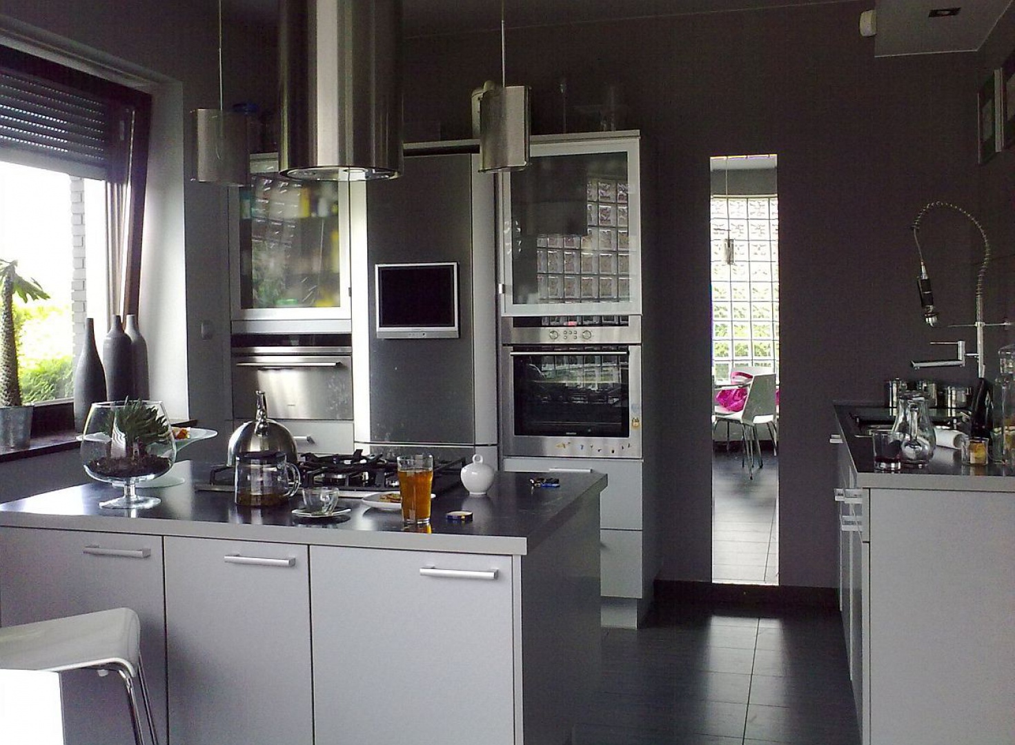 Wnętrza rezydencji w Stęszewie. Otwarta kuchnia, utrzymana w klimacie industrialnym. Projekt Czerniawska.eu.jpg
