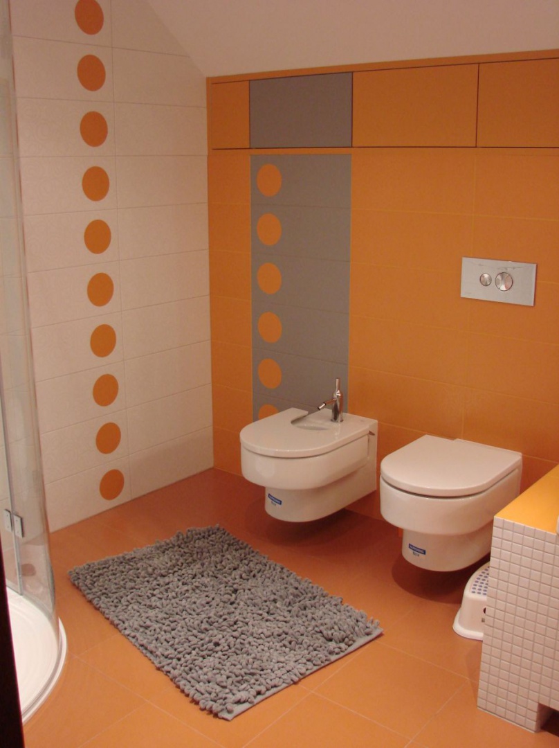 Radosna i kolorowa łazienka dla młodzieży. Projekt 321 Wnętrza.jpg