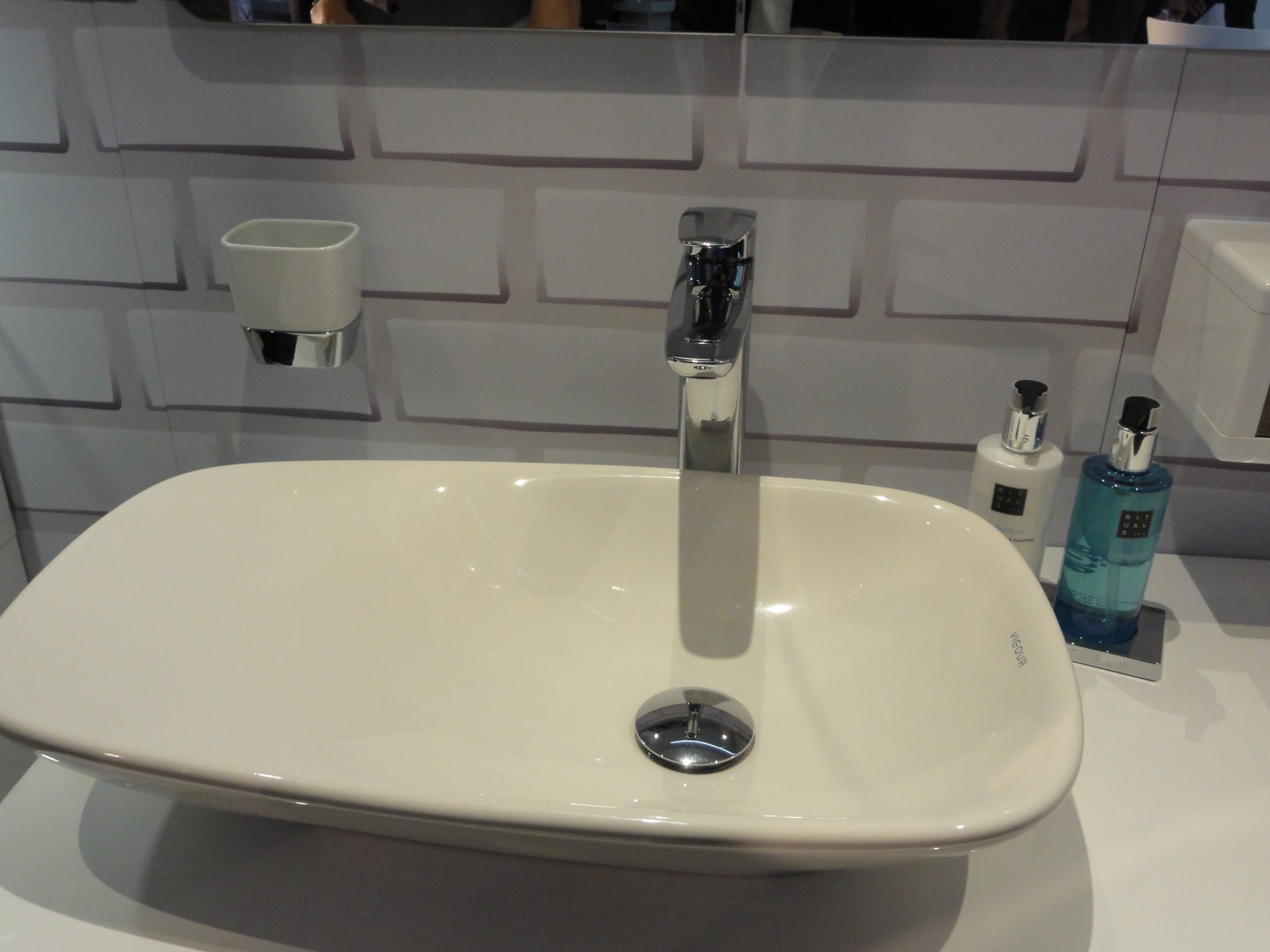 VIGOUR WHITE nowoczesna armatura i ergonomiczny design.JPG