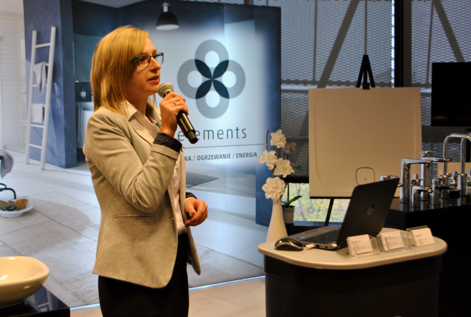 SDR Warszawa 25.10.2016. Małgorzata Suska, Kierownik salonu Elements w Warszawie (ul. Cieślewskich 44). / Fot. Arkadiusz Kaczanowski