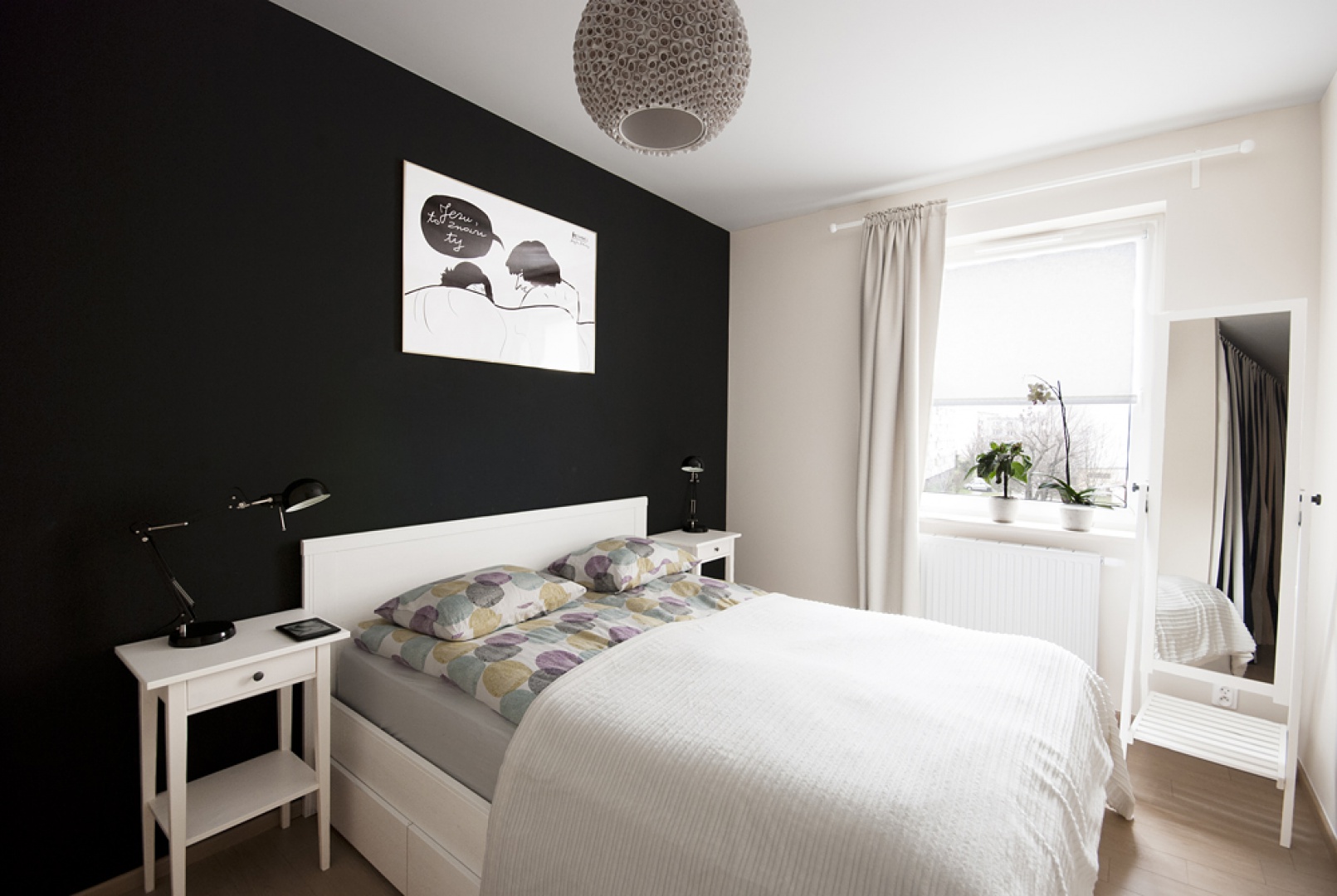 minimalistyczna_czarno_biala_sypialnia_projekt_marmur_studio.jpg