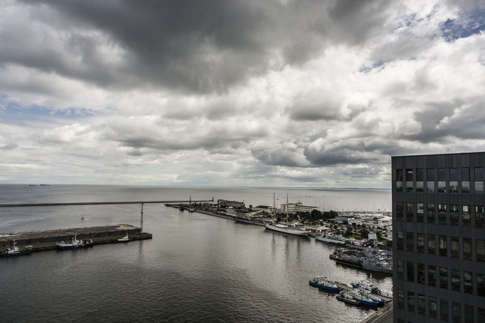 widok_z_okien_apartament_w_sea_towers.jpg