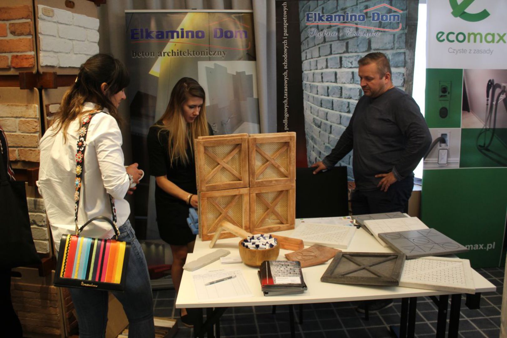 51. Stoisko firmy Elkamino Dom2_small.jpg