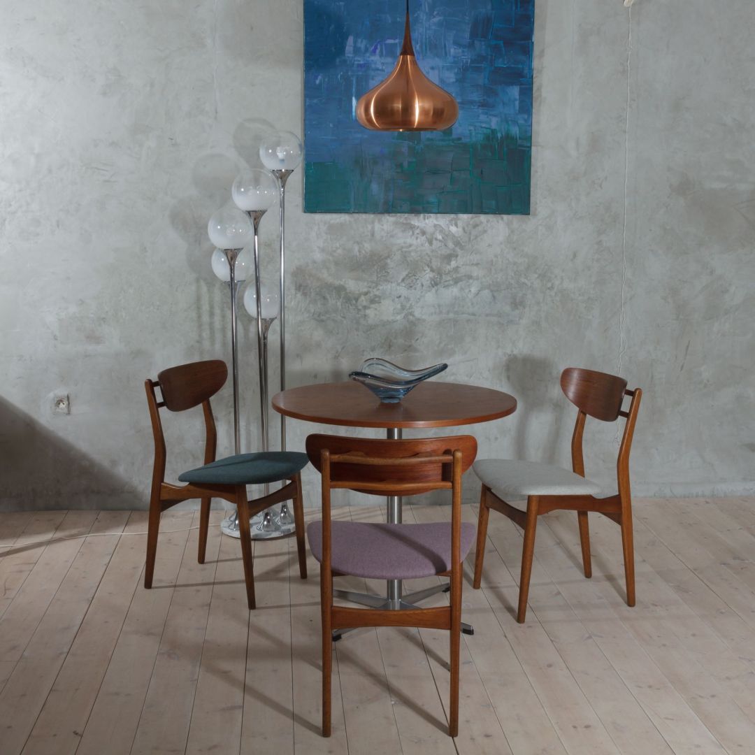 Arne Jacobsen style round table -1.jpg