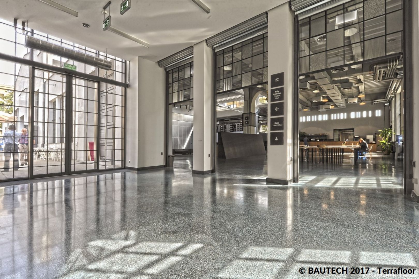 TERRAFLOOR_TEATR NOWY WARSZAWA.jpg