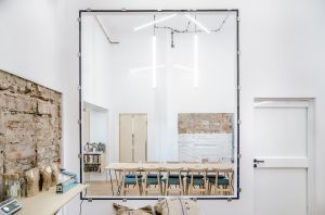 Kahawa - Kawa i Książka. Kawiarnia, czytelnia, księgarnia i palarnia kawy w lokalu zaadoptowanym po barze mlecznym. Zespół projektowy: Jola Starzak, Dawid Strębicki, Salvatore Davide La Manna, Cristina Rodriguez, Michał Motyl, Zofia Bońkowska. Fot. Mateusz Bieniaszczyk