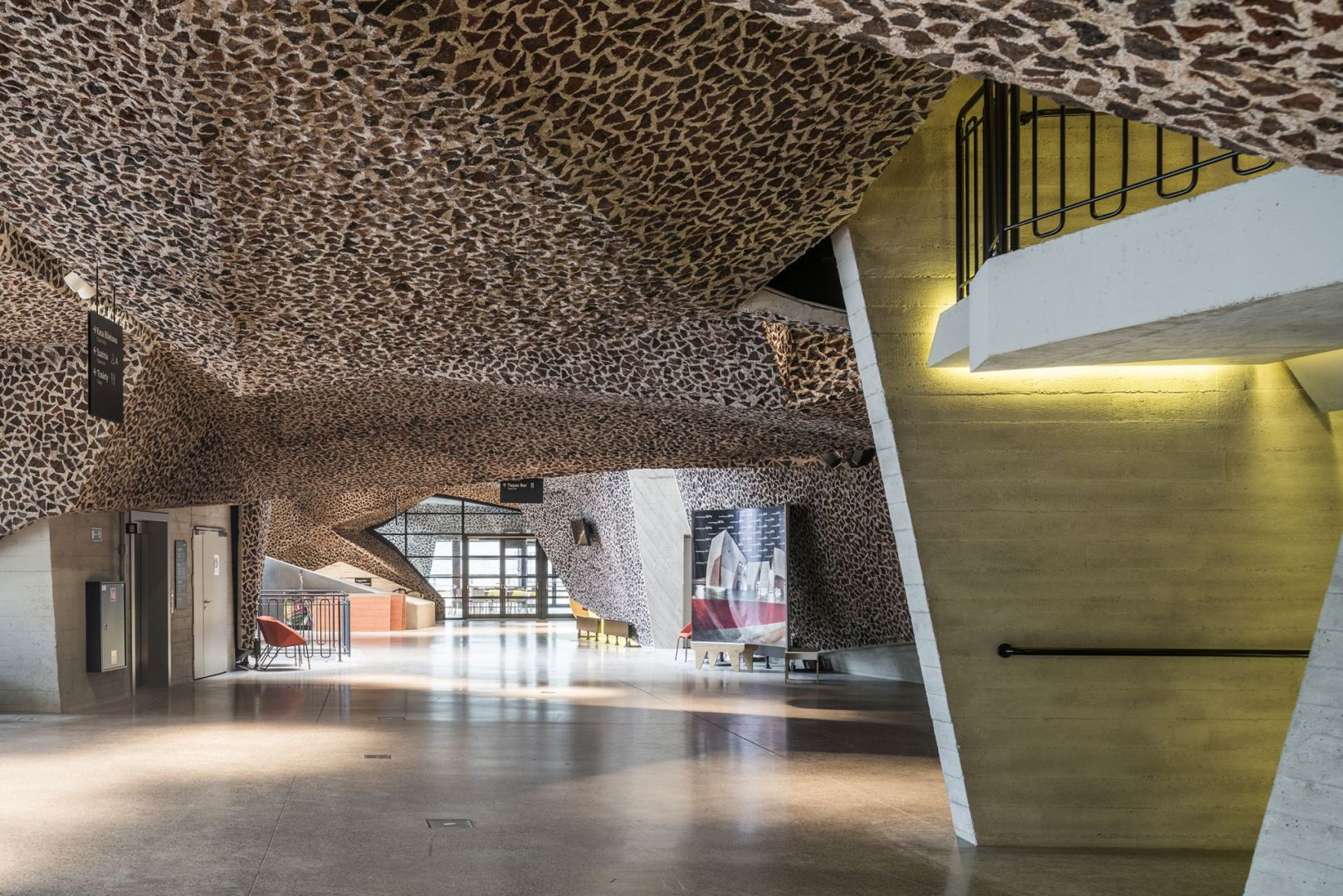 Centrum Kulturalno-Kongresowym Jordanki w Toruniu_Cultural and Congress Centre Jordanki in Toruń_FoyerTęJakub Certowicz.jpg