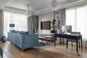 W sercu salonu stanęła błękitna sofa z aksamitnym obiciem. Obok znalazło się również miejsce na eleganckie czarne biurko. Projekt: Agnieszka Hajdas-Obajtek (Arte Dizain). Fot. Wojciech Kic