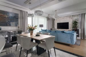 Zakochani w klasycznej stylistyce i ceniący aranżacyjny przepych właściciele pragnęli, by wnętrze ich gdyńskiego apartamentu w pełni odzwierciedlało tę miłość, ale nie powtarzało przy tym utartych schematów i wzorców. Projekt: Agnieszka Hajdas-Obajtek (Arte Dizain). Fot. Wojciech Kic