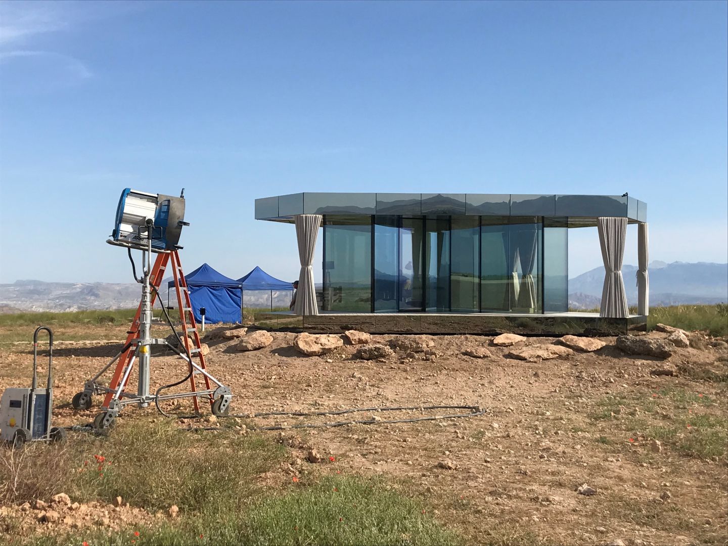 la_casa_del_desierto_czarne_lustro_guardian__3_.jpg