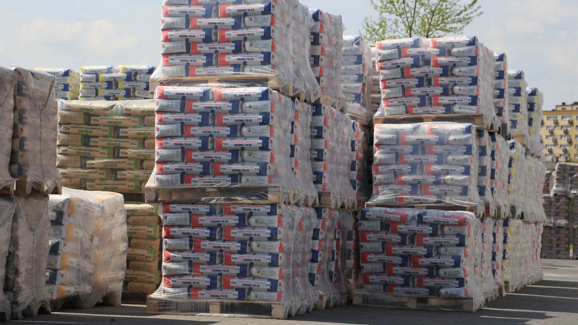 Jak składować materiały budowlane na budowie?