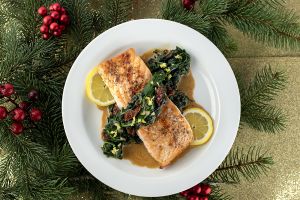 Bożonarodzeniowy łosoś ze szpinakiem i suszonymi pomidorami