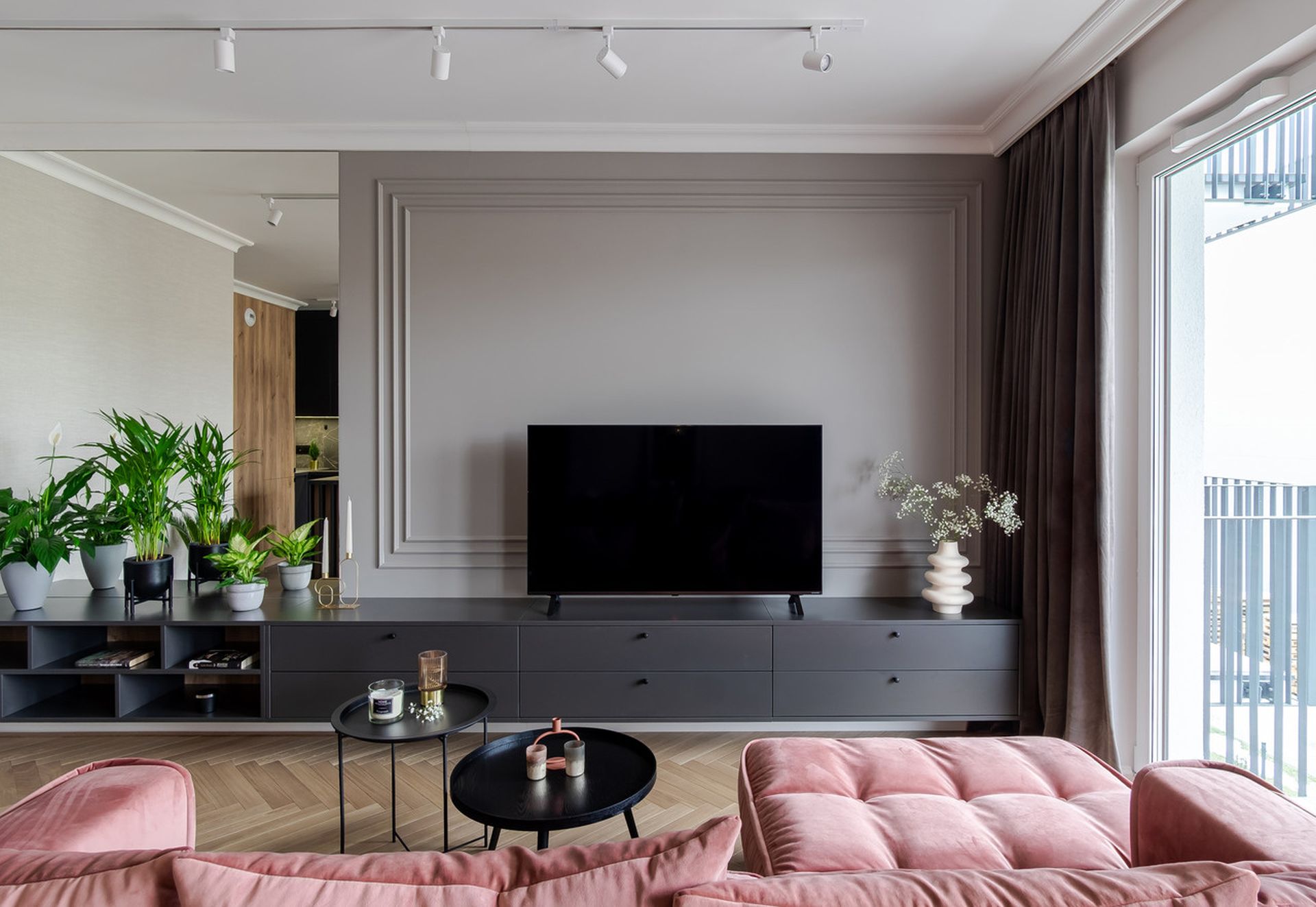 ciany-w-salonie-10-pomys-w-na-cian-za-telewizorem-20-zdj