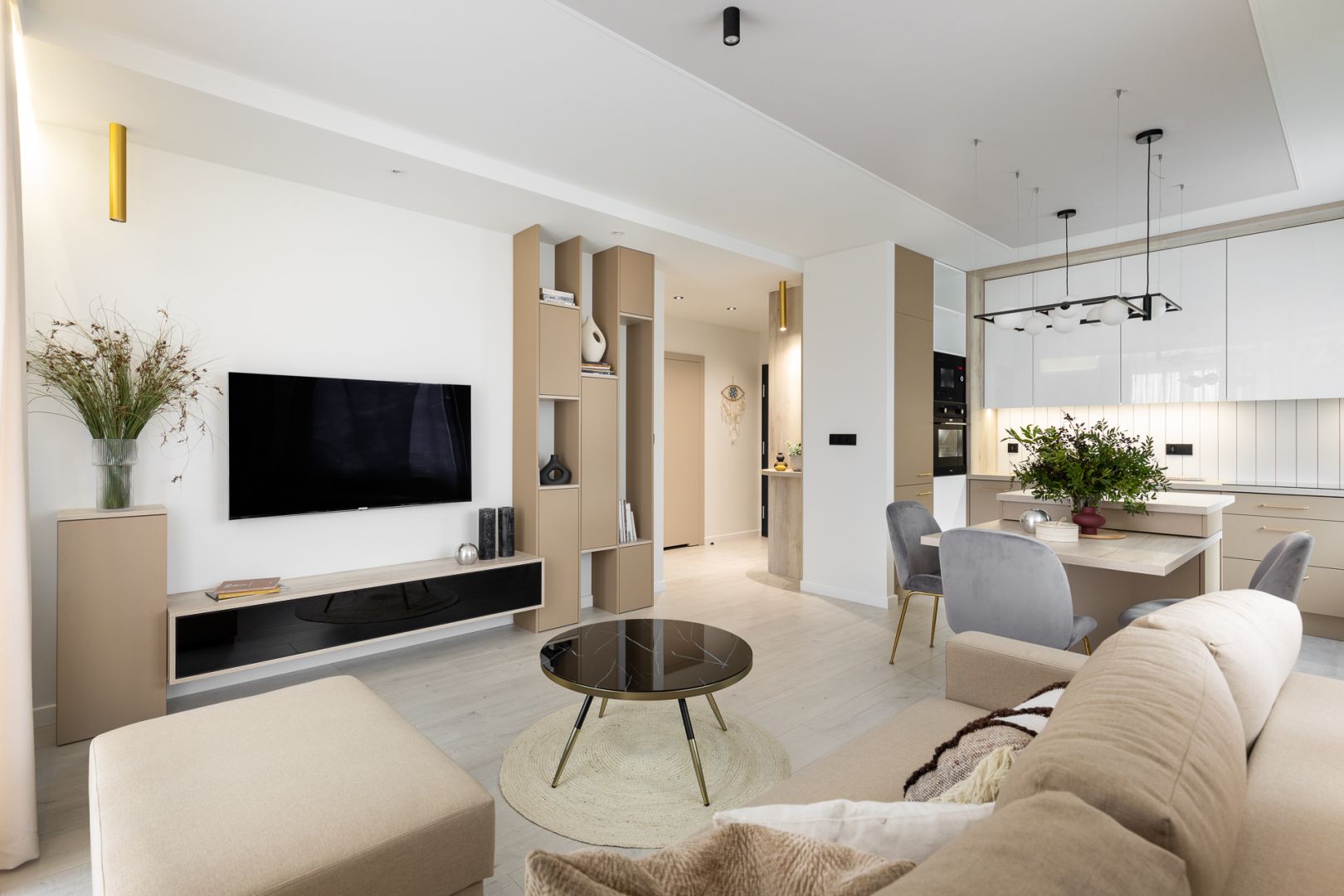 Salon z kuchnią. Jak urządzić? 5 projektów architektów. 20 zdjęć z ...