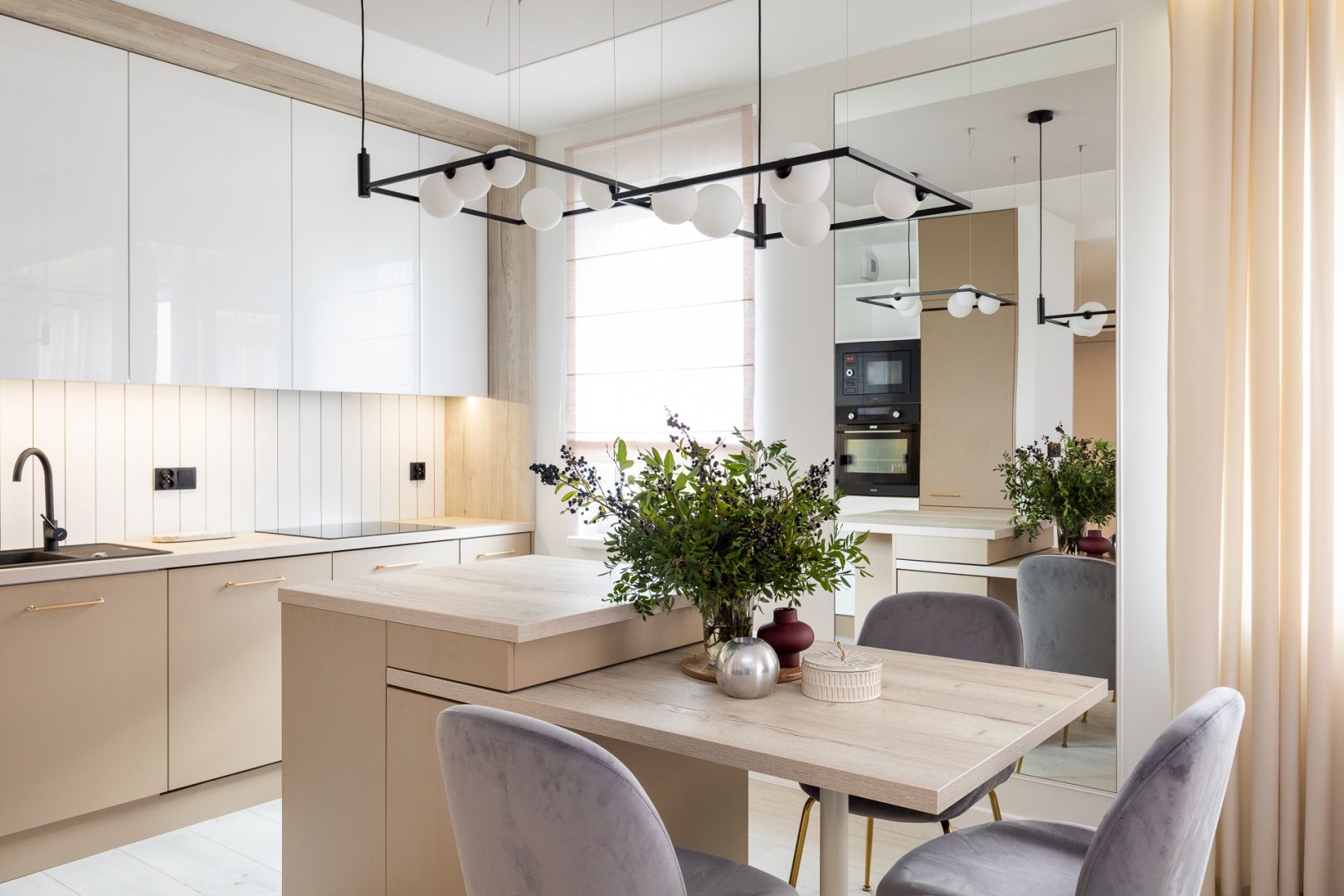 Salon z kuchnią. Jak urządzić? 5 projektów architektów. 20 zdjęć z ...