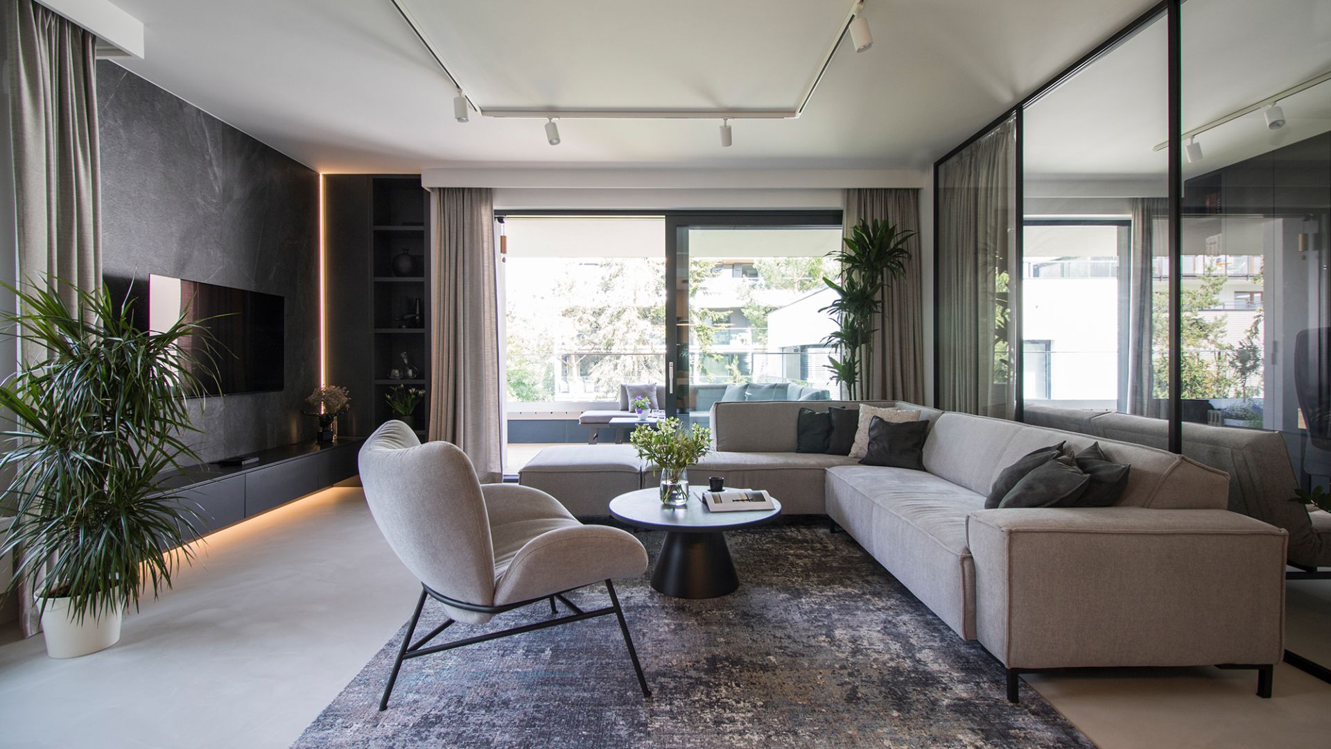 Nowoczesne mieszkanie. Szary w salonie, drewno w kuchni. To piękne i ...