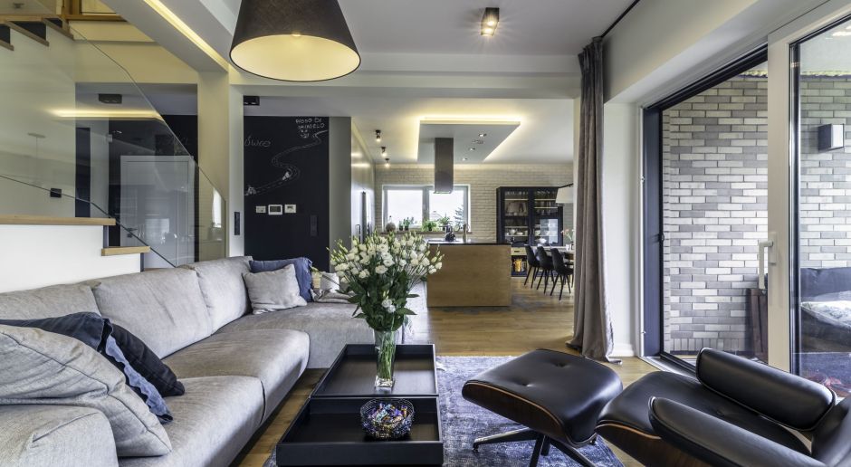 Tak mieszka czteroosobowa rodzina. Przytulny salon, elegancka kuchnia ...