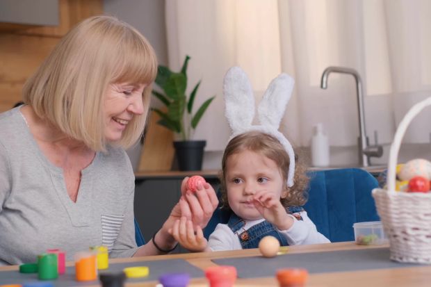 Tak powstają najprostsze pisanki świata. Dzieci to uwielbiają