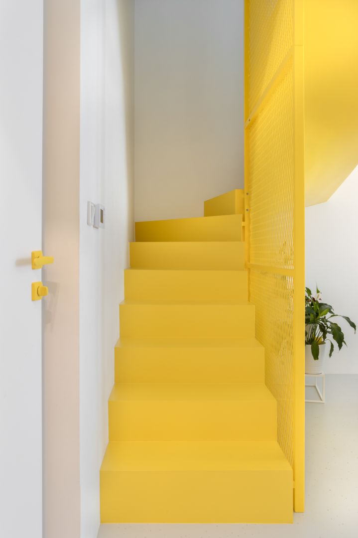 Tak projektantka urządziła 80 m². Kolor żółty w tym mieszkaniu wygląda ...