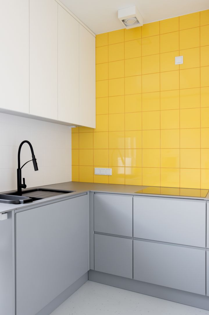 Tak projektantka urządziła 80 m². Kolor żółty w tym mieszkaniu wygląda ...