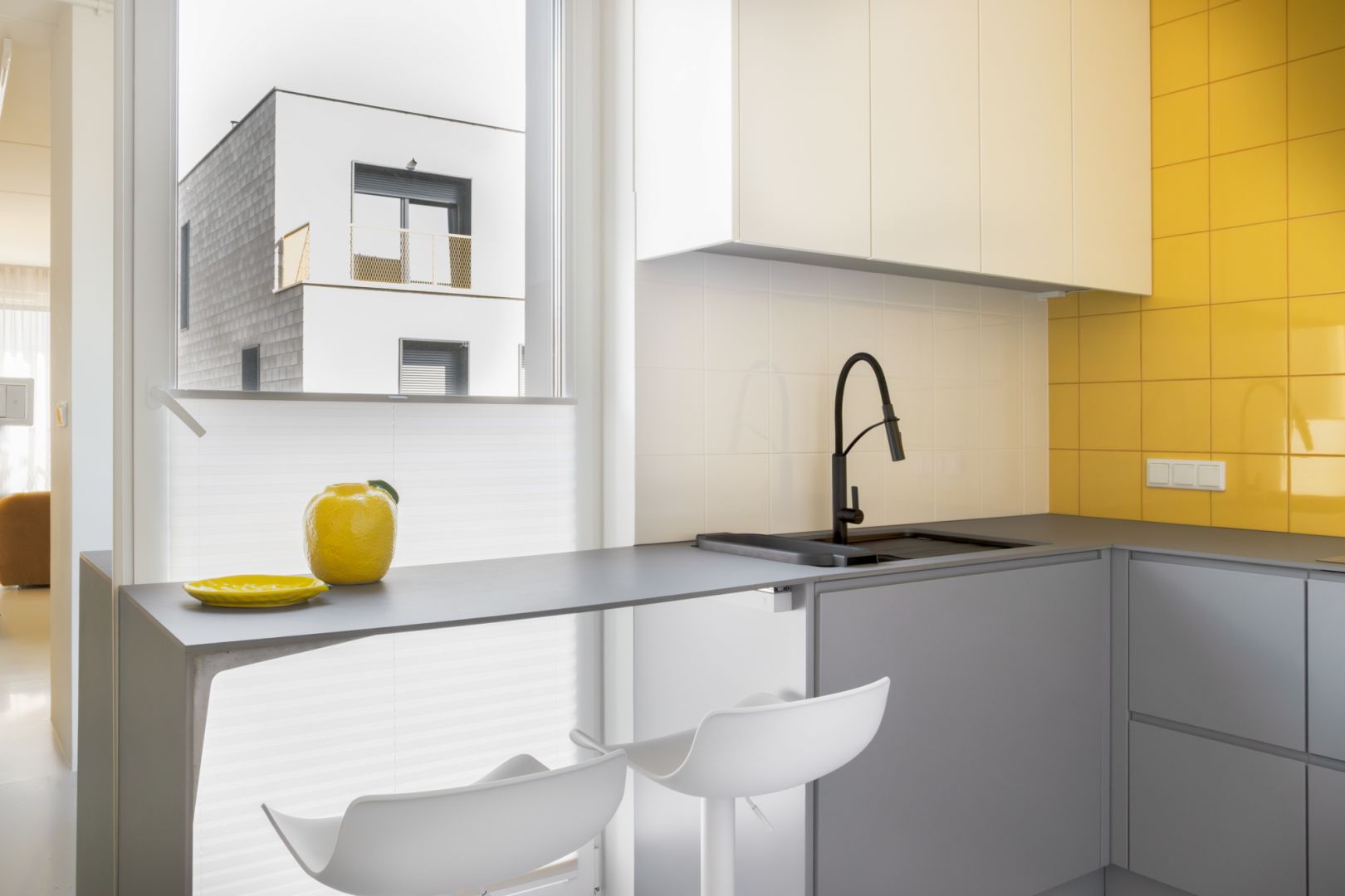 Tak projektantka urządziła 80 m². Kolor żółty w tym mieszkaniu wygląda ...