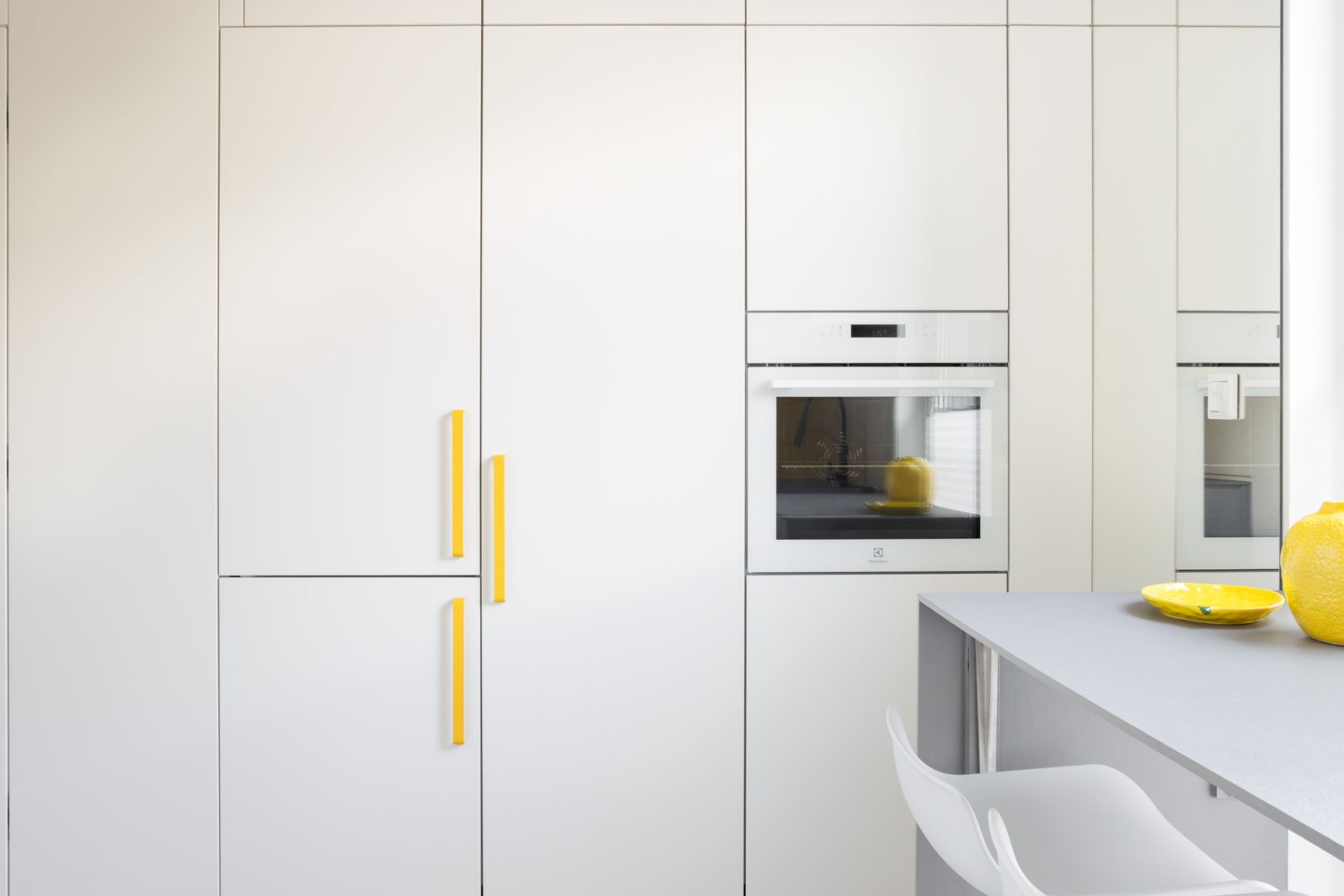 Tak projektantka urządziła 80 m². Kolor żółty w tym mieszkaniu wygląda ...