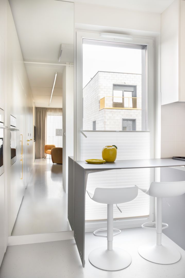 Tak projektantka urządziła 80 m². Kolor żółty w tym mieszkaniu wygląda ...