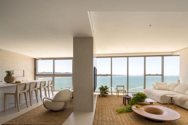 Apartament nad oceanem po metamorfozie. Jasne wnętrze z widokiem, który gra główną rolę